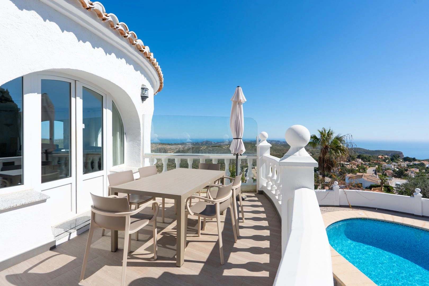 Villa tradizionale esclusiva con spettacolari viste sul mare a Cumbre del Sol
