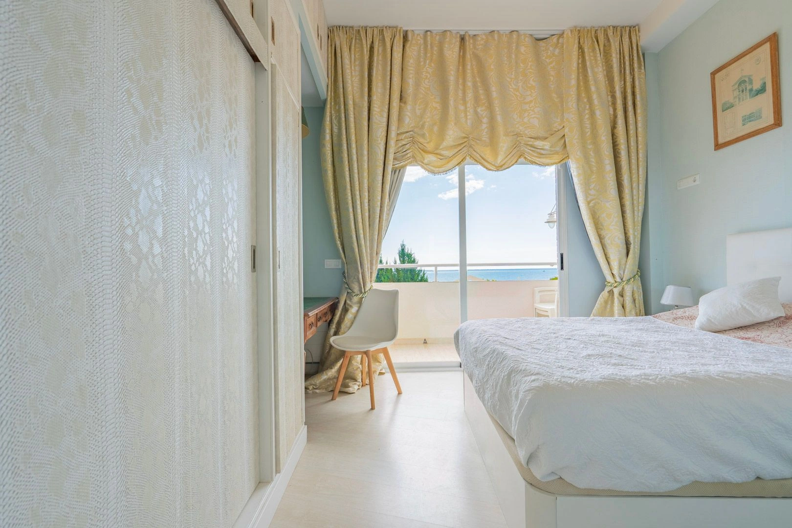 Apartamento de dos dormitorios en primera línea en venta en Altea