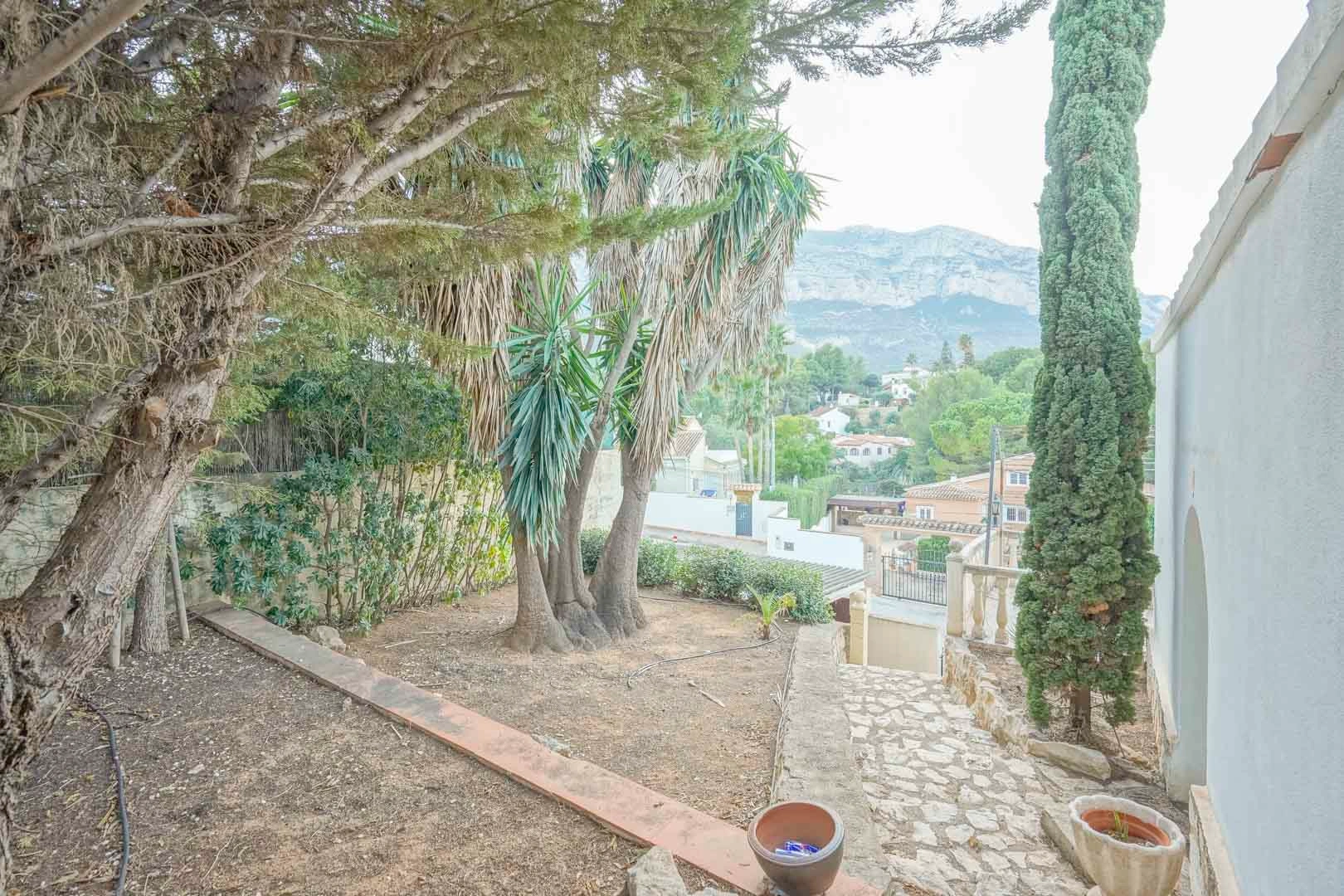 Villa tradicional con licencia para reformar en venta en Denia