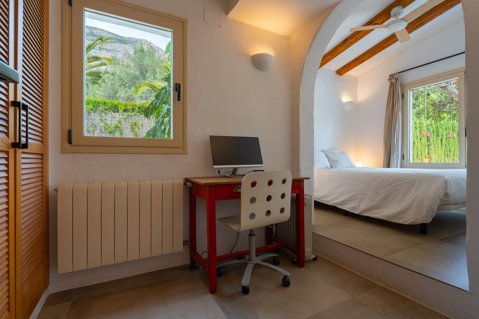 Charmante villa au pied du Montgó avec piscine et maison d'invités.
