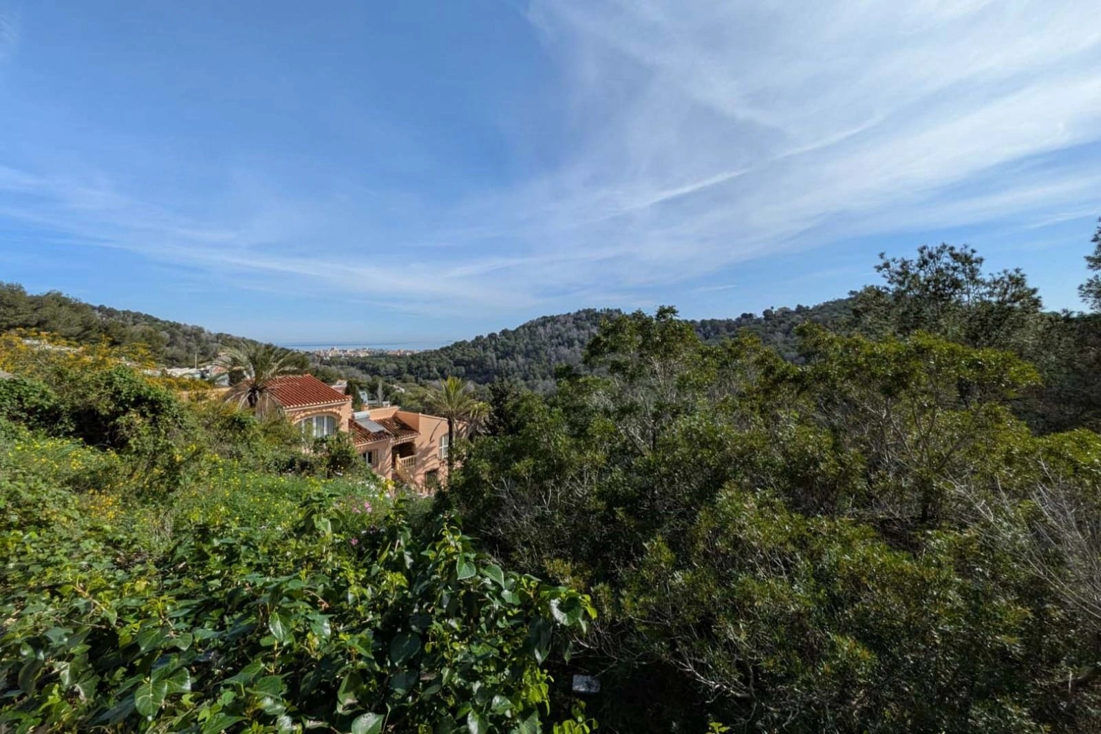 Plot with sea views in Sol de Este, quiet location and great potential in Jávea.
