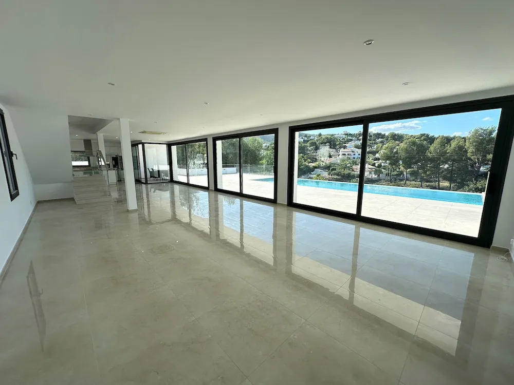 Stunning Modern Villa with Mountain Views and Infinity Pool