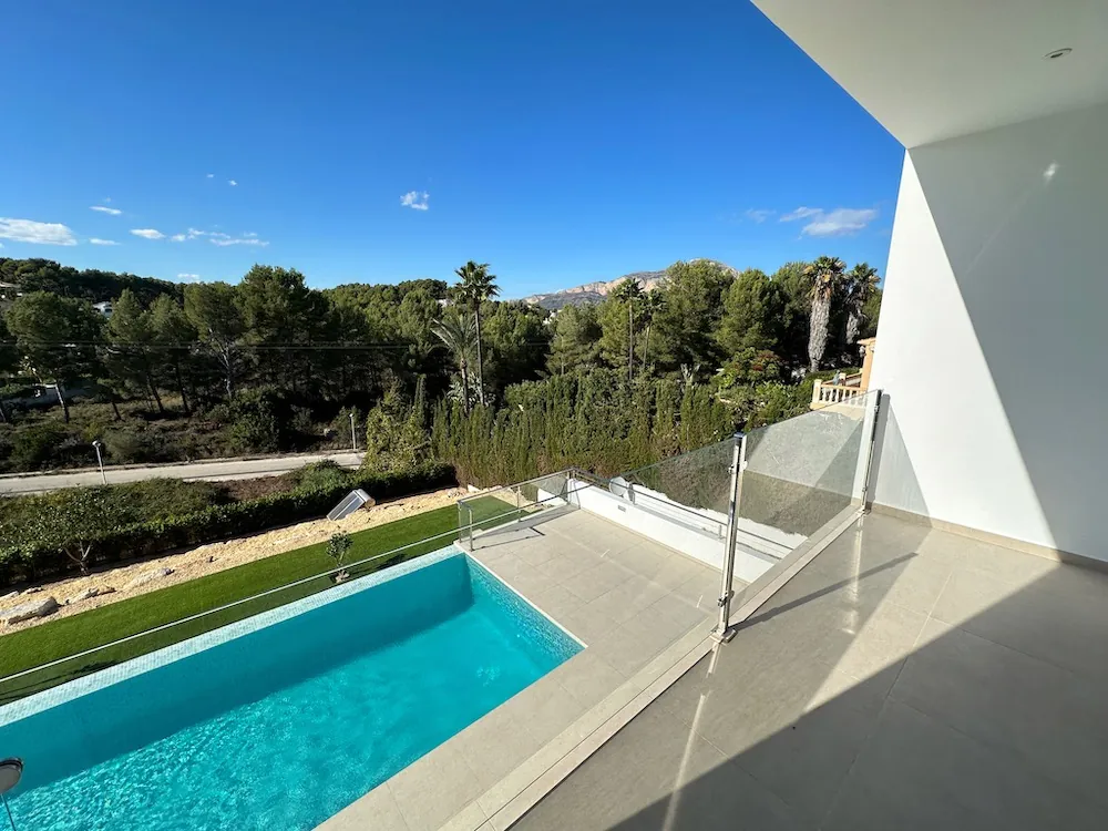 Stunning Modern Villa with Mountain Views and Infinity Pool