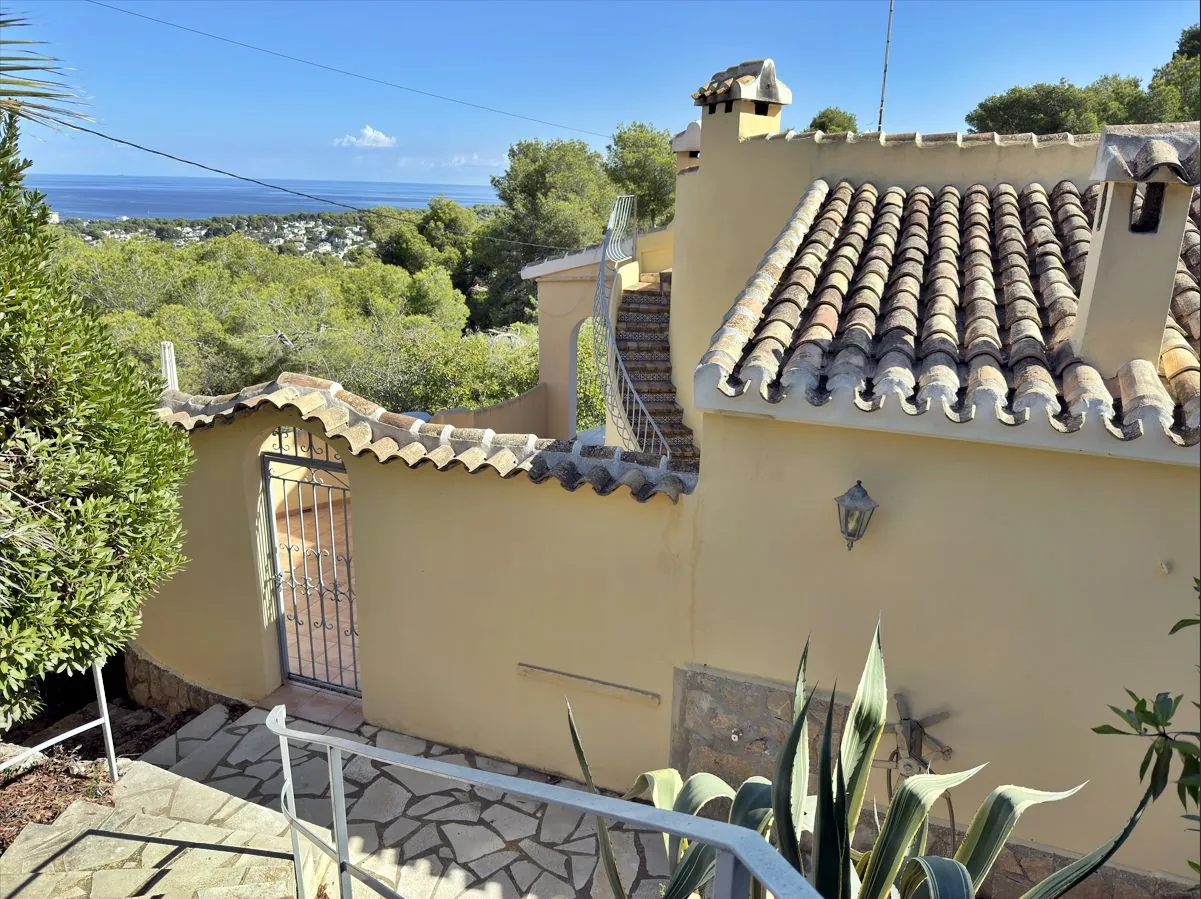 Traditional Villa in Jávea with Spacious Plot and Mediterranean Views