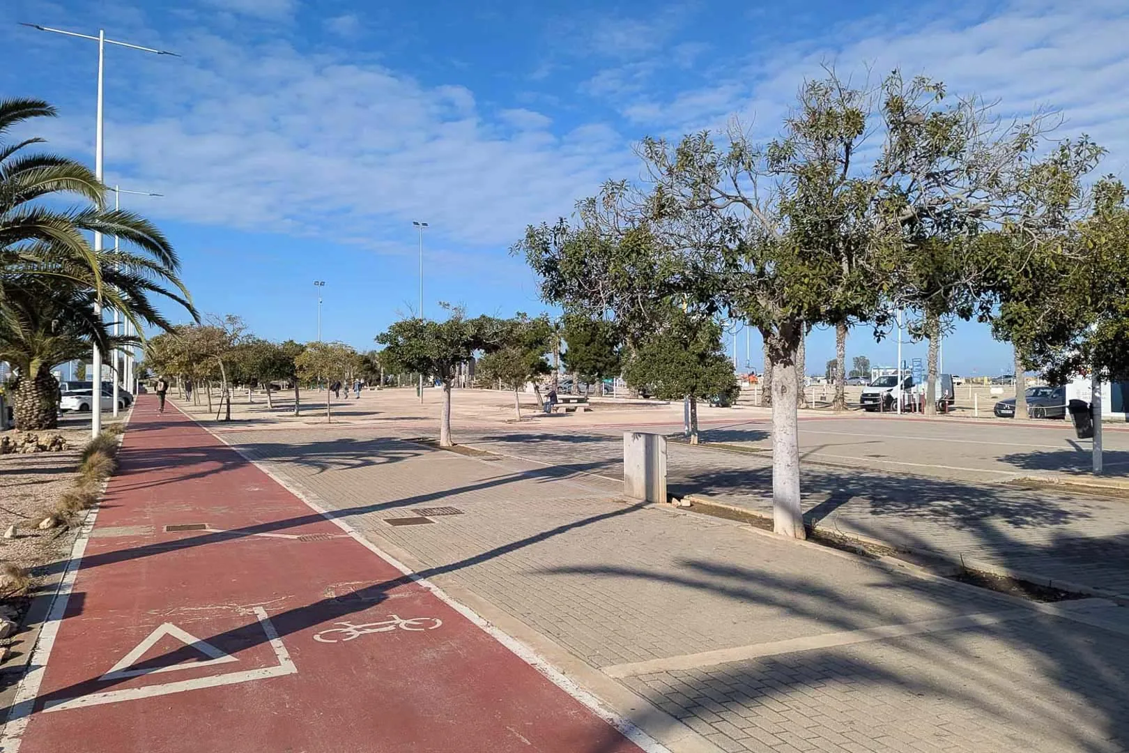 Villa y comercio con vistas parciales al mar a la venta en Las Rotas, Denia
