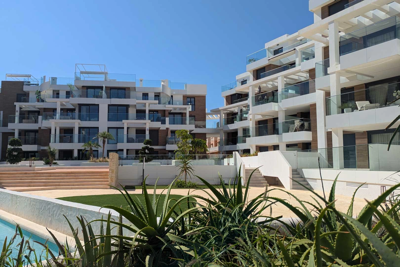 Ático con amplia terraza, en primera linea con vistas al mar y montaña, a la venta en Denia.