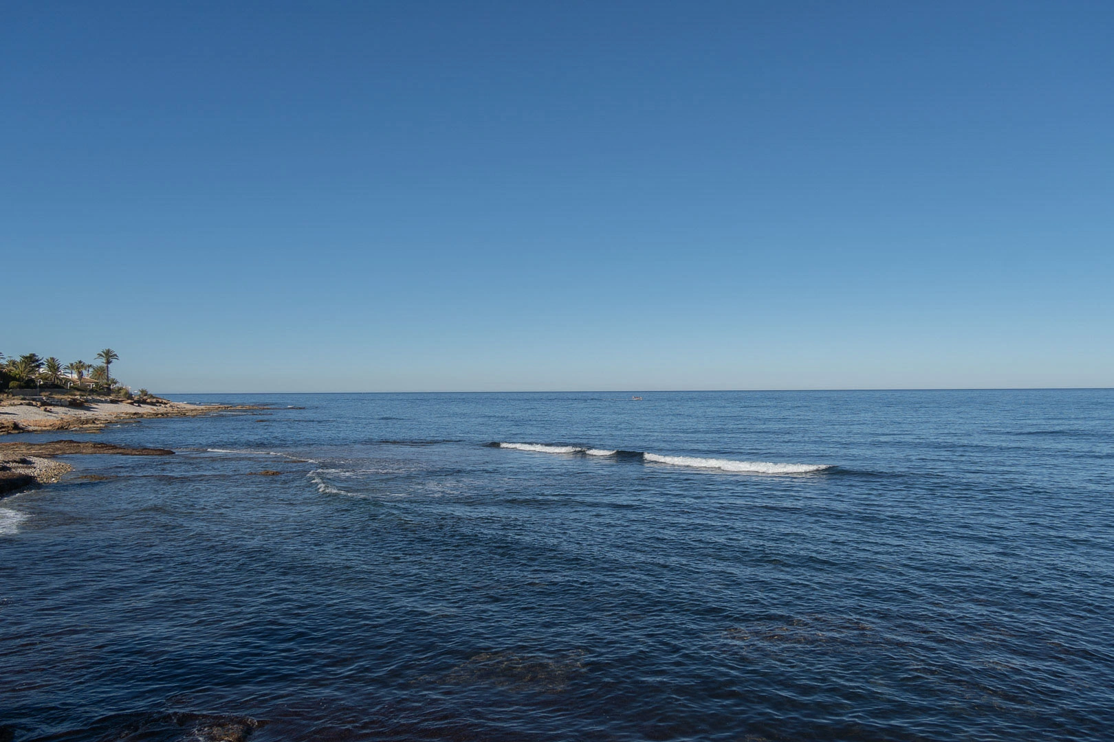 Villa y comercio con vistas parciales al mar a la venta en Las Rotas, Denia