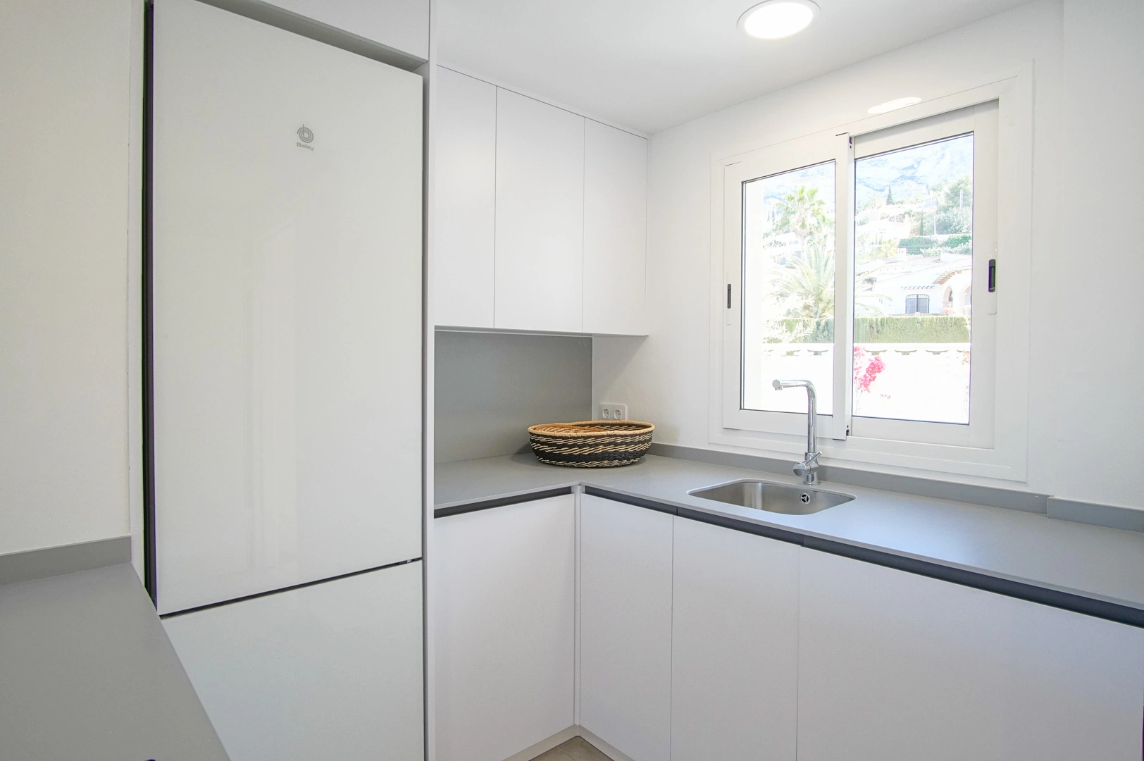 Bajo en venta con espacioso jardín y vistas a la montaña en Denia.