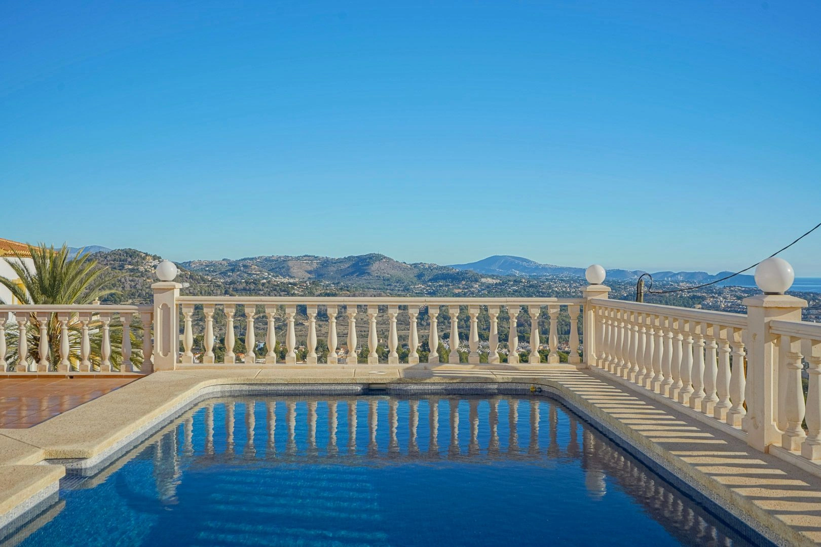 Villa con casa de invitados y vistas panoramicas al mar en venta en Calpe