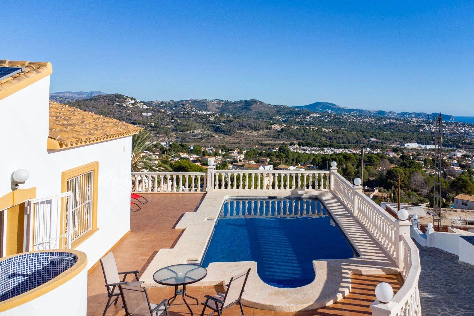 Villa con casa de invitados y vistas panoramicas al mar en venta en Calpe