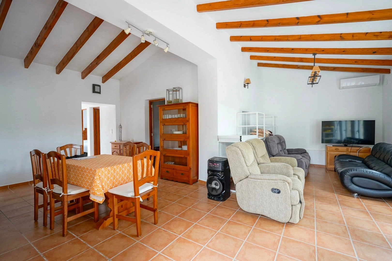 Parcela di 2600 m2 con casa in vendita a pochi passi dalla spiaggia di sabbia a Jávea.