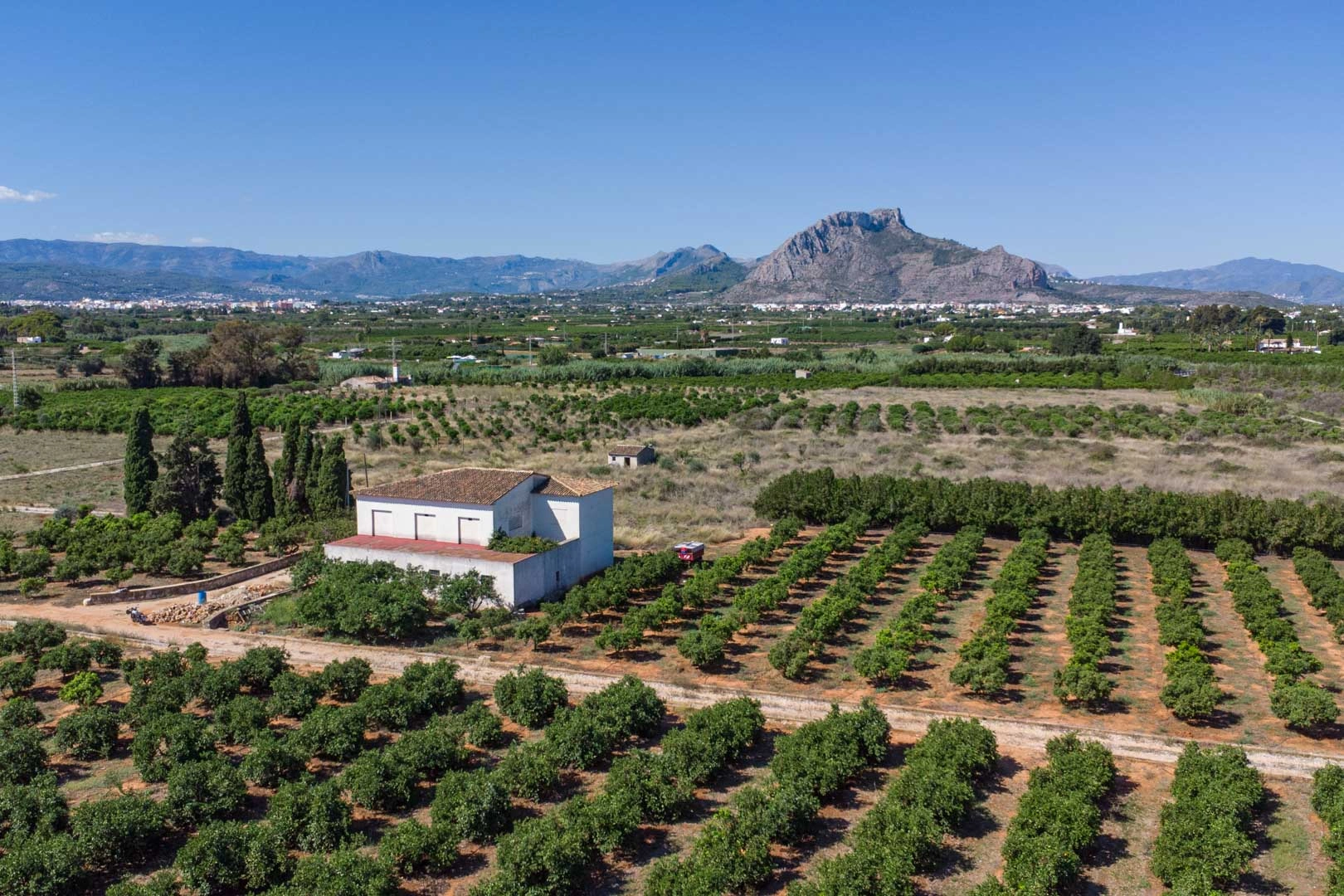Casa de campo para reformar con gran parcela a la venta en Denia