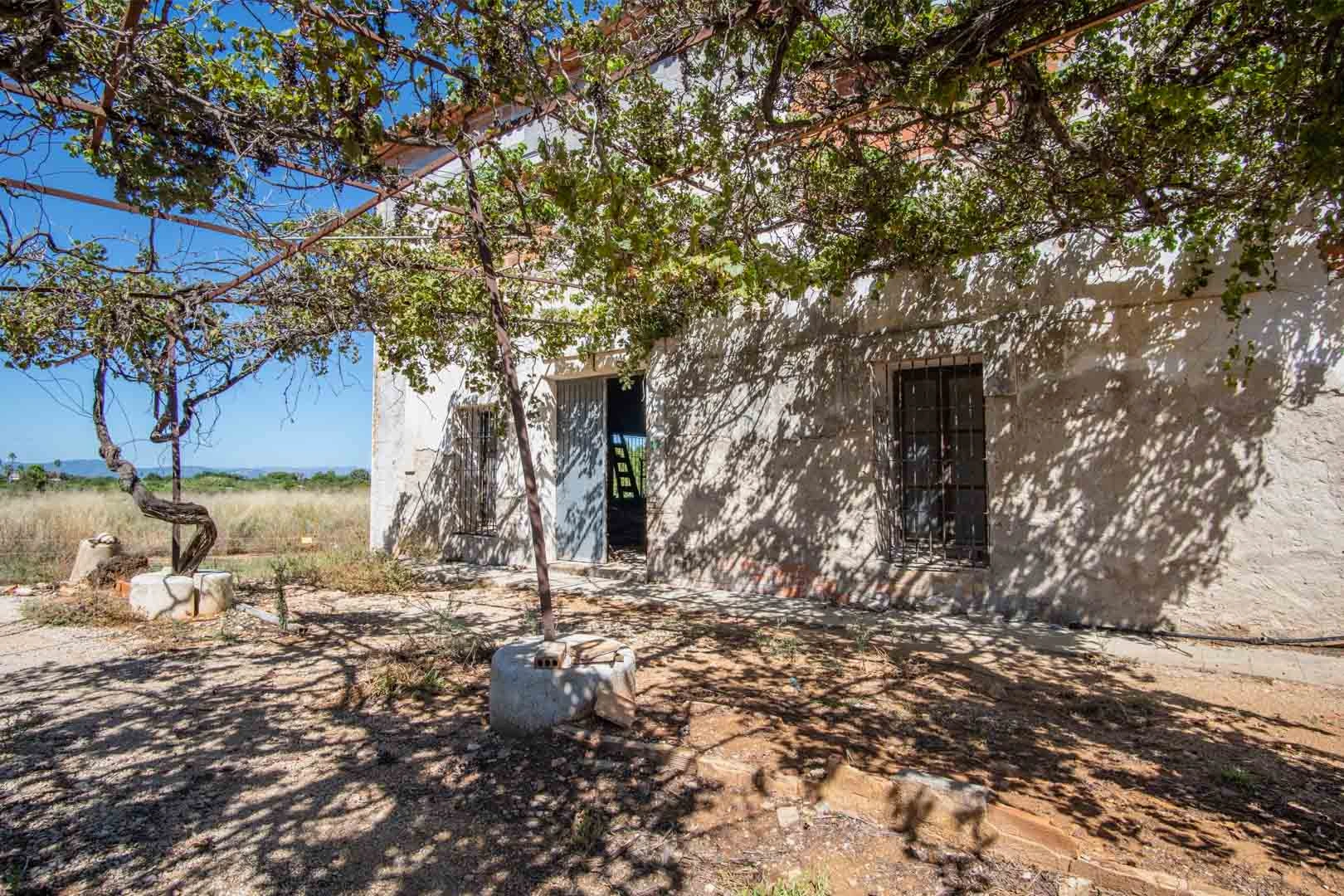 Casa de campo para reformar con gran parcela a la venta en Denia