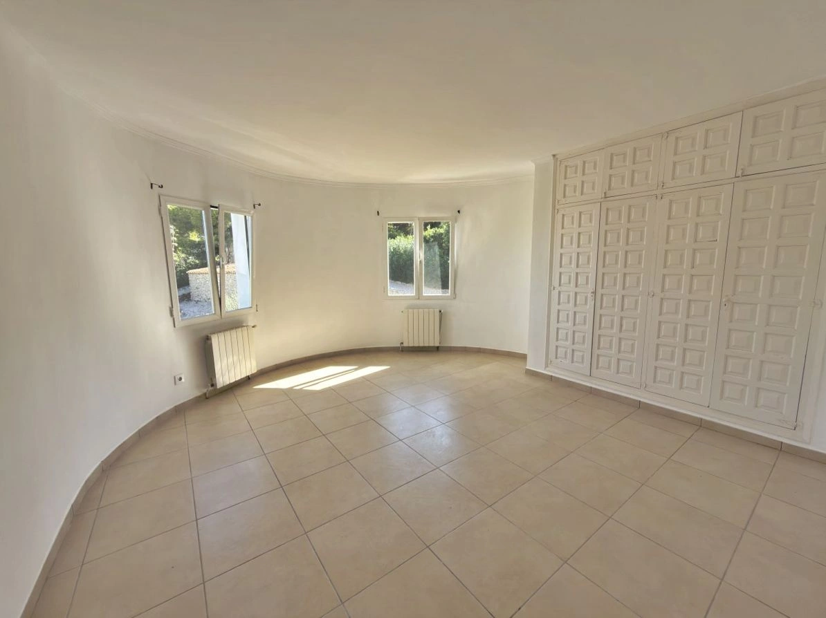Traditional Villa in Jávea with Spacious Plot and Mediterranean Views