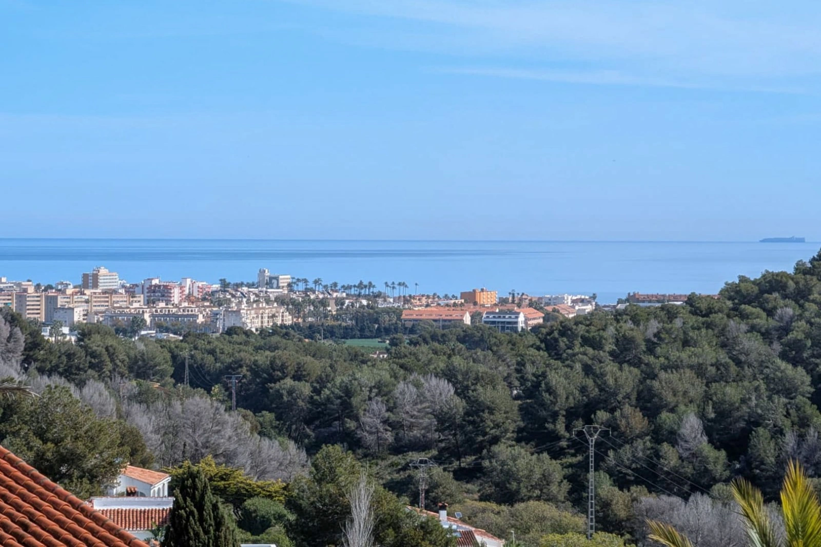 Plot with sea views in Sol de Este, quiet location and great potential in Jávea.