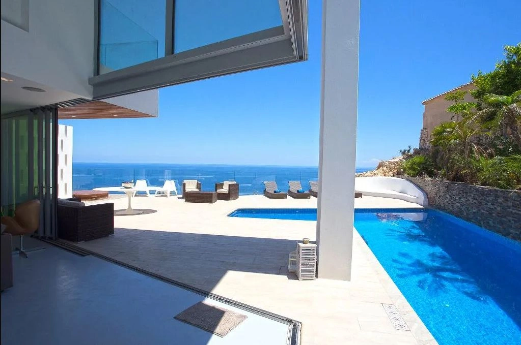 ARCMJJ2QT - Lujosa Villa moderna en primera línea con impresionantes vistas al mar