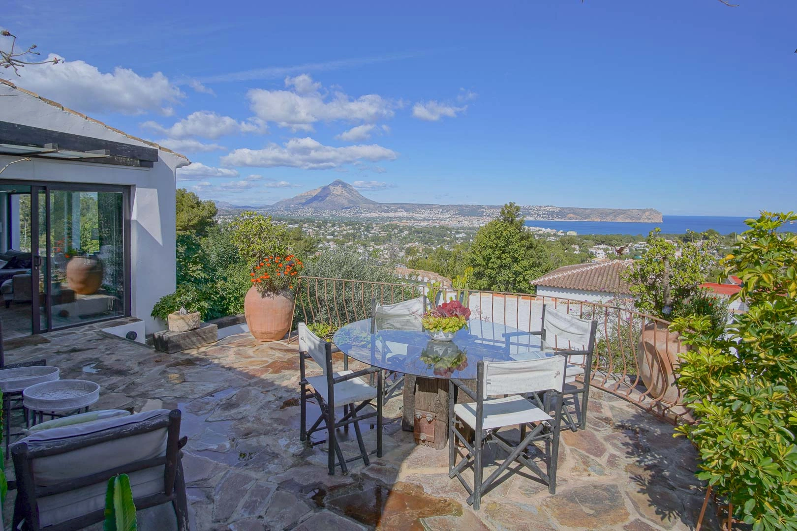 AR55128 - Impresionante Villa de Estilo Rústico con Vistas al Mar y Montgó.
