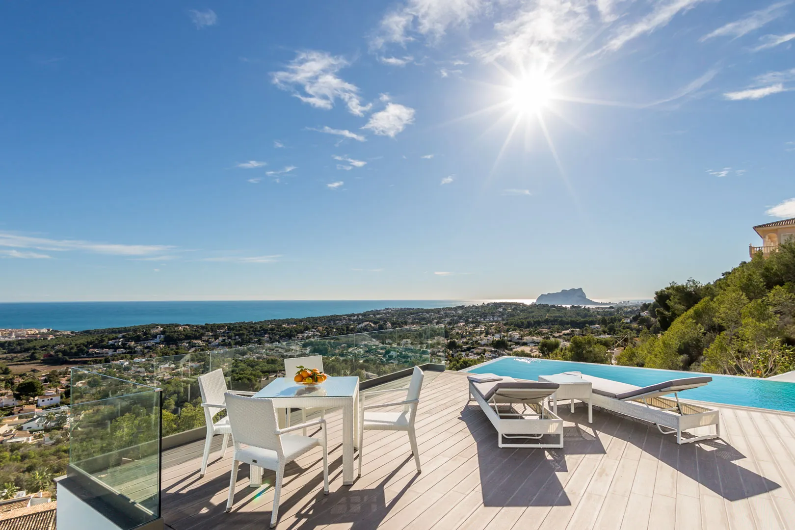 Villa moderna con vistas panoramicas al mar a la venta en Moraira.