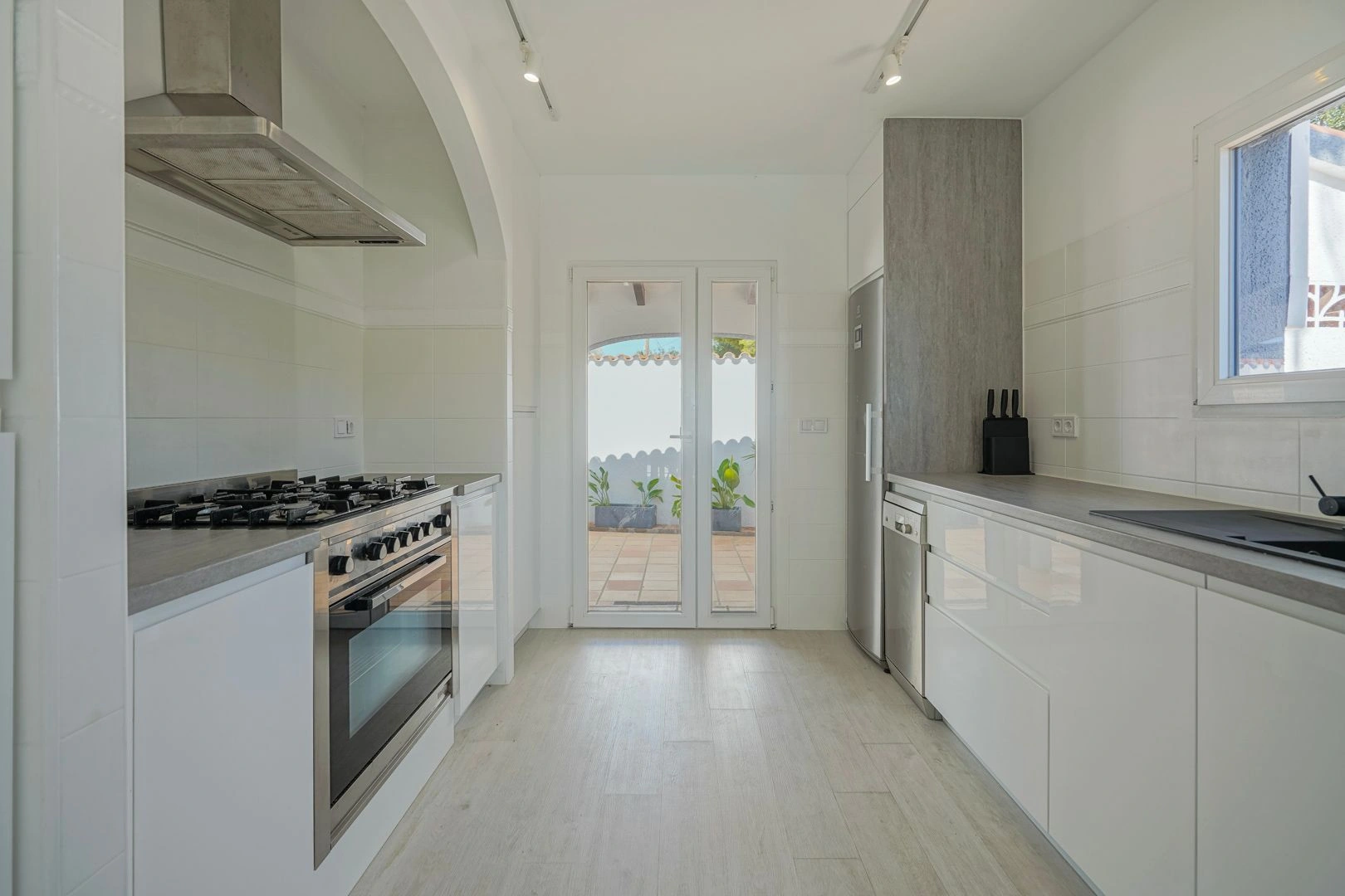 Villa reformada de 5 dormitorios en venta a 500m de la playa y centro de Calpe