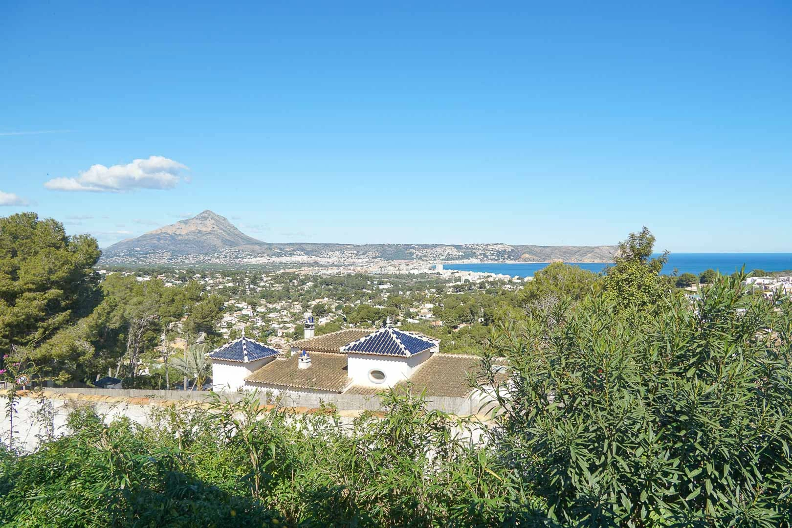 Superbe villa de style rustique avec vue sur la mer et le Montgo.