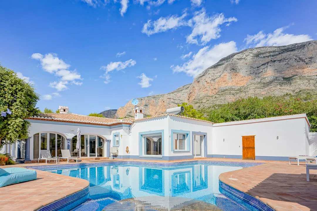 Preciosa villa de una sola planta en venta en el Montgo, Javea