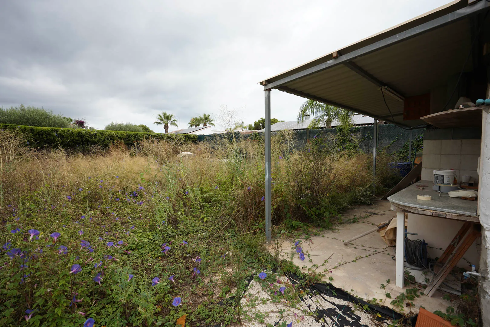 Parcela di 2600 m2 con casa in vendita a pochi passi dalla spiaggia di sabbia a Jávea.