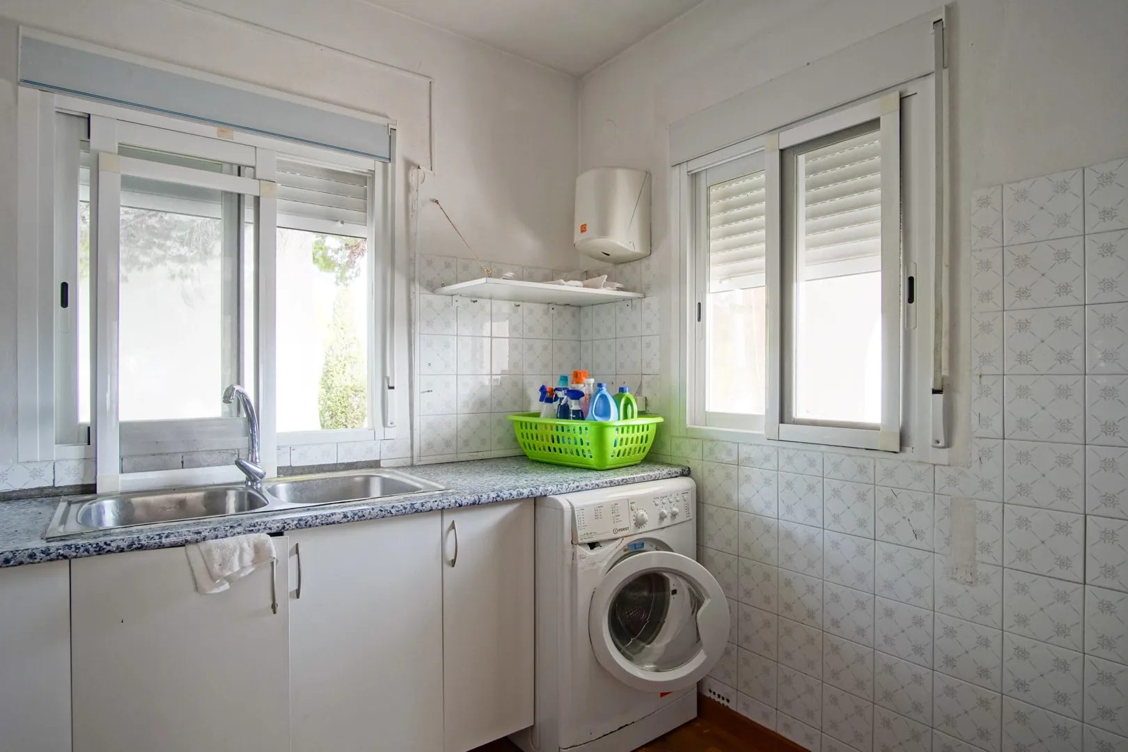Villa y comercio con vistas parciales al mar a la venta en Las Rotas, Denia