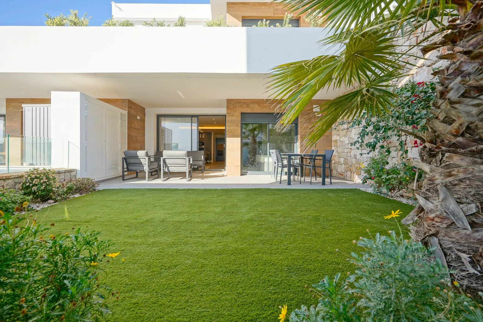 Luminoso y moderno apartamento de dos dormitorios en venta en Cumbre del Sol.