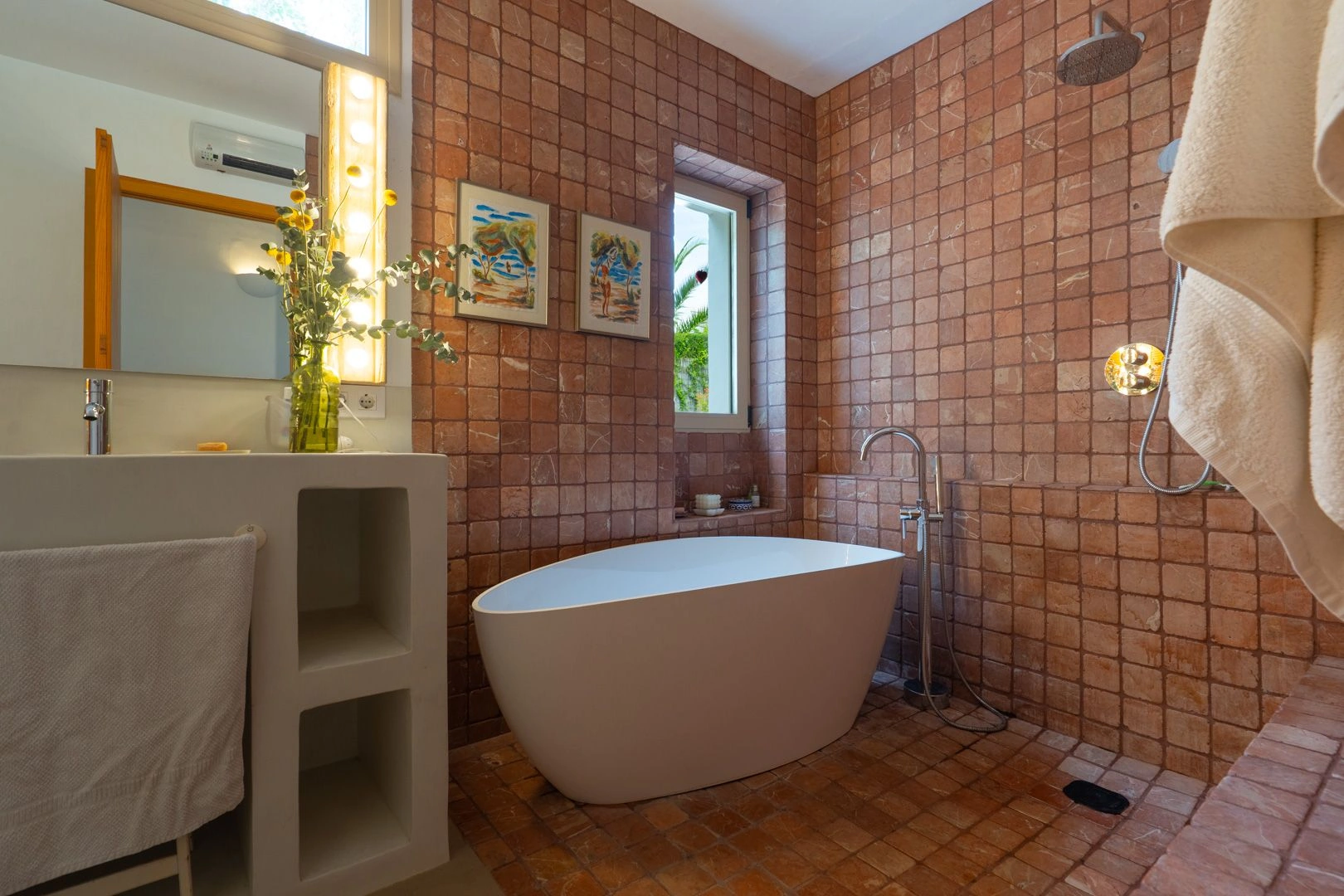 Charmante villa au pied du Montgó avec piscine et maison d'invités.