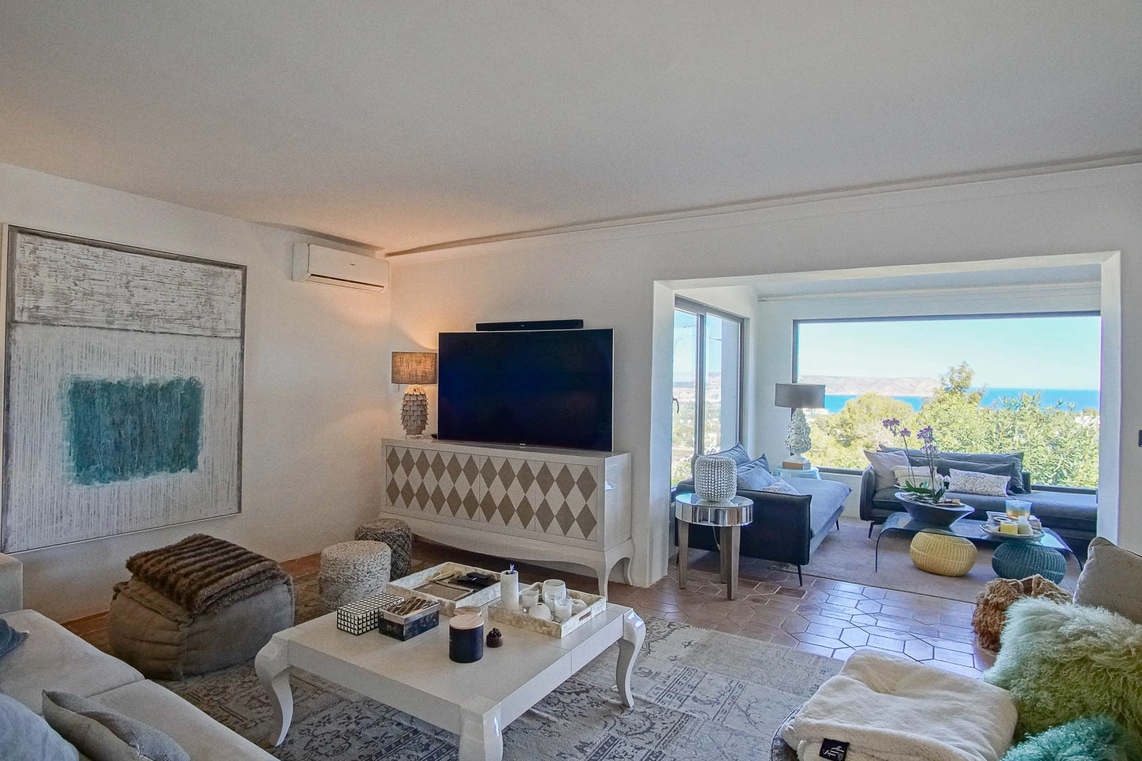 Superbe villa de style rustique avec vue sur la mer et le Montgo.