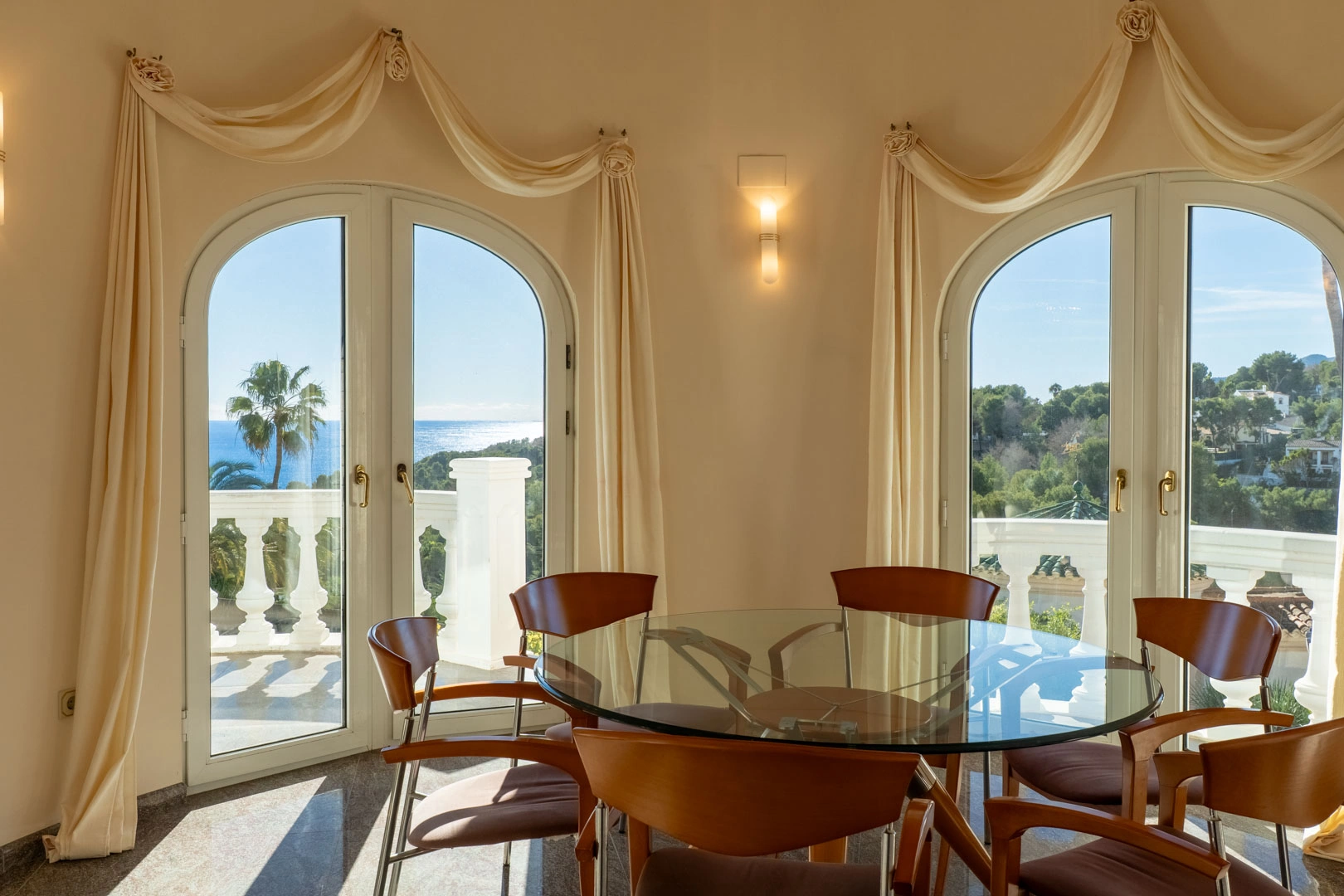 Mediterrane Villa mit Panoramablick auf das Meer zum Verkauf in Benissa.