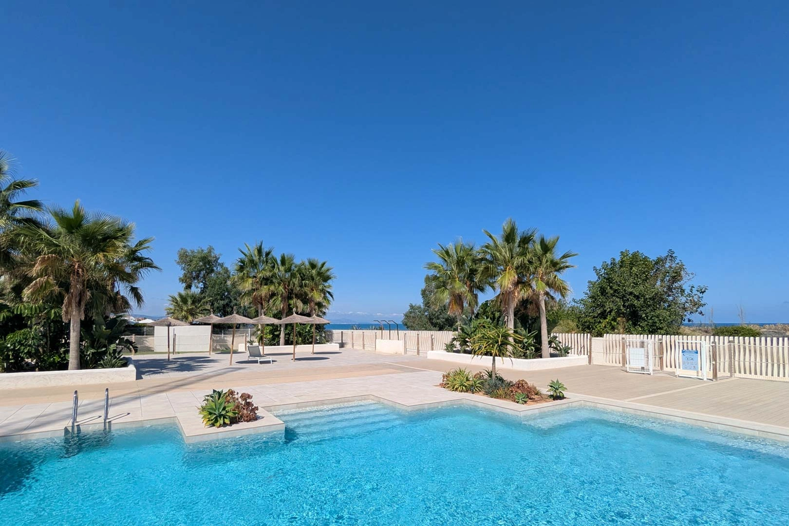 Ático con amplia terraza, en primera linea con vistas al mar y montaña, a la venta en Denia.