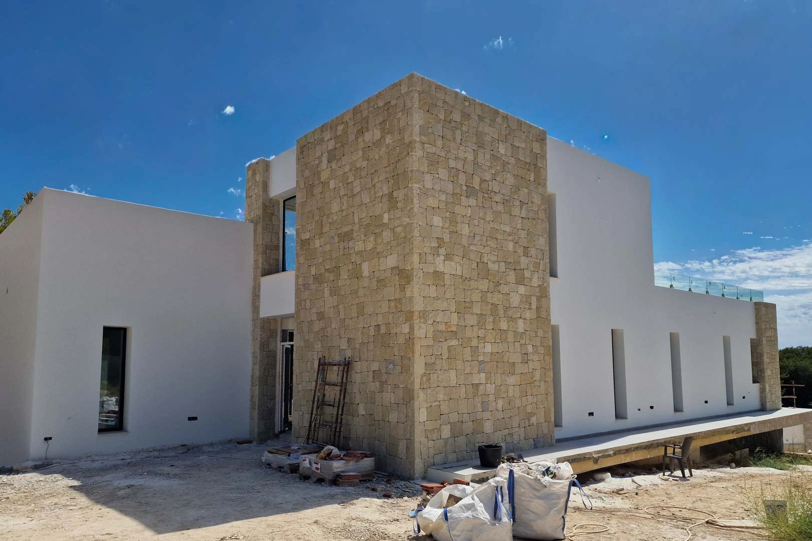 Villa moderna con vistas al mar a la venta en Moraira.