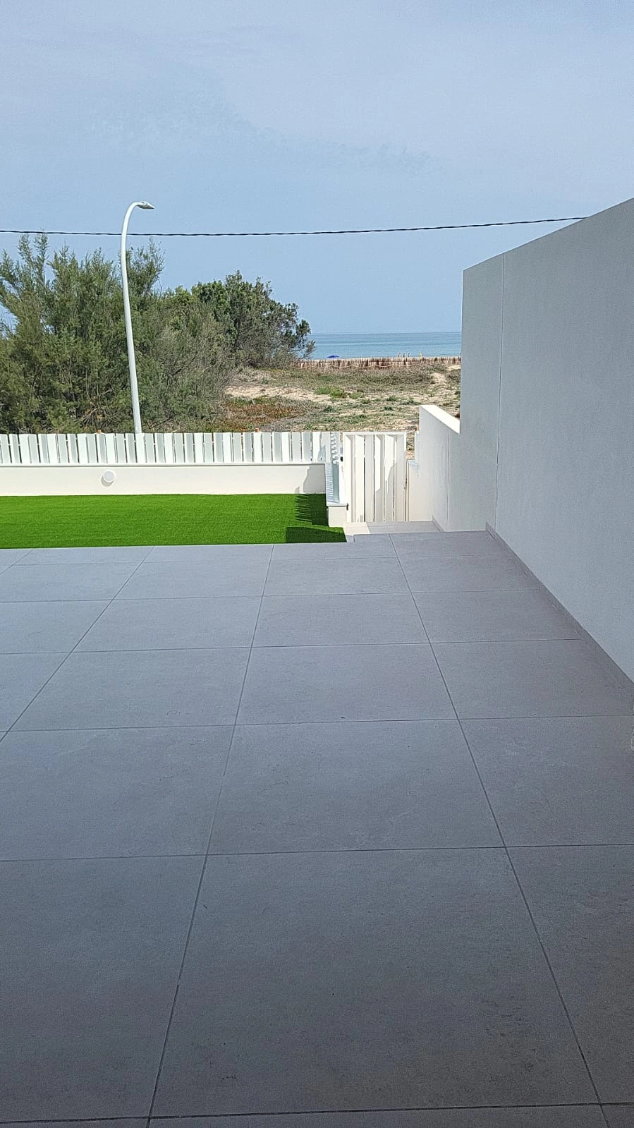 Espectacular planta baja frente al mar con jardín privado