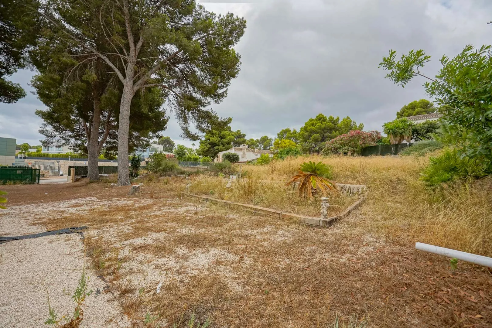 Parcela di 2600 m2 con casa in vendita a pochi passi dalla spiaggia di sabbia a Jávea.