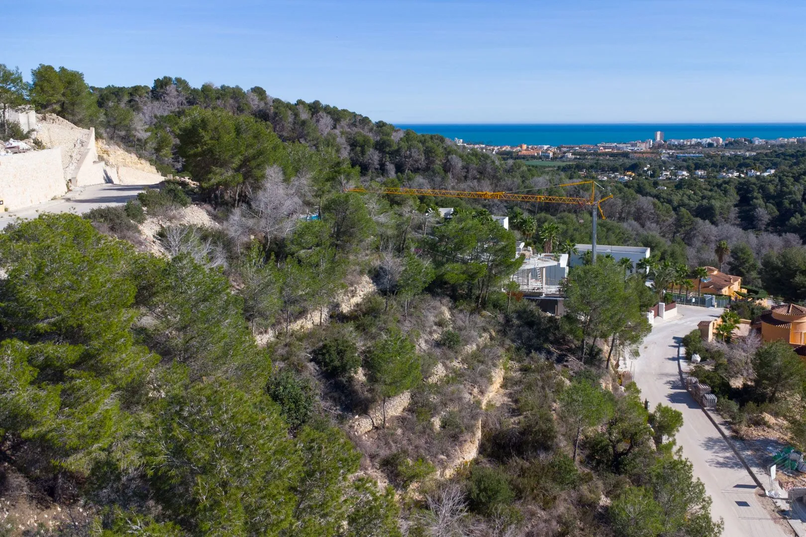 Terreno edificable con vistas al mar, libre de constructor, en venta en Jávea.