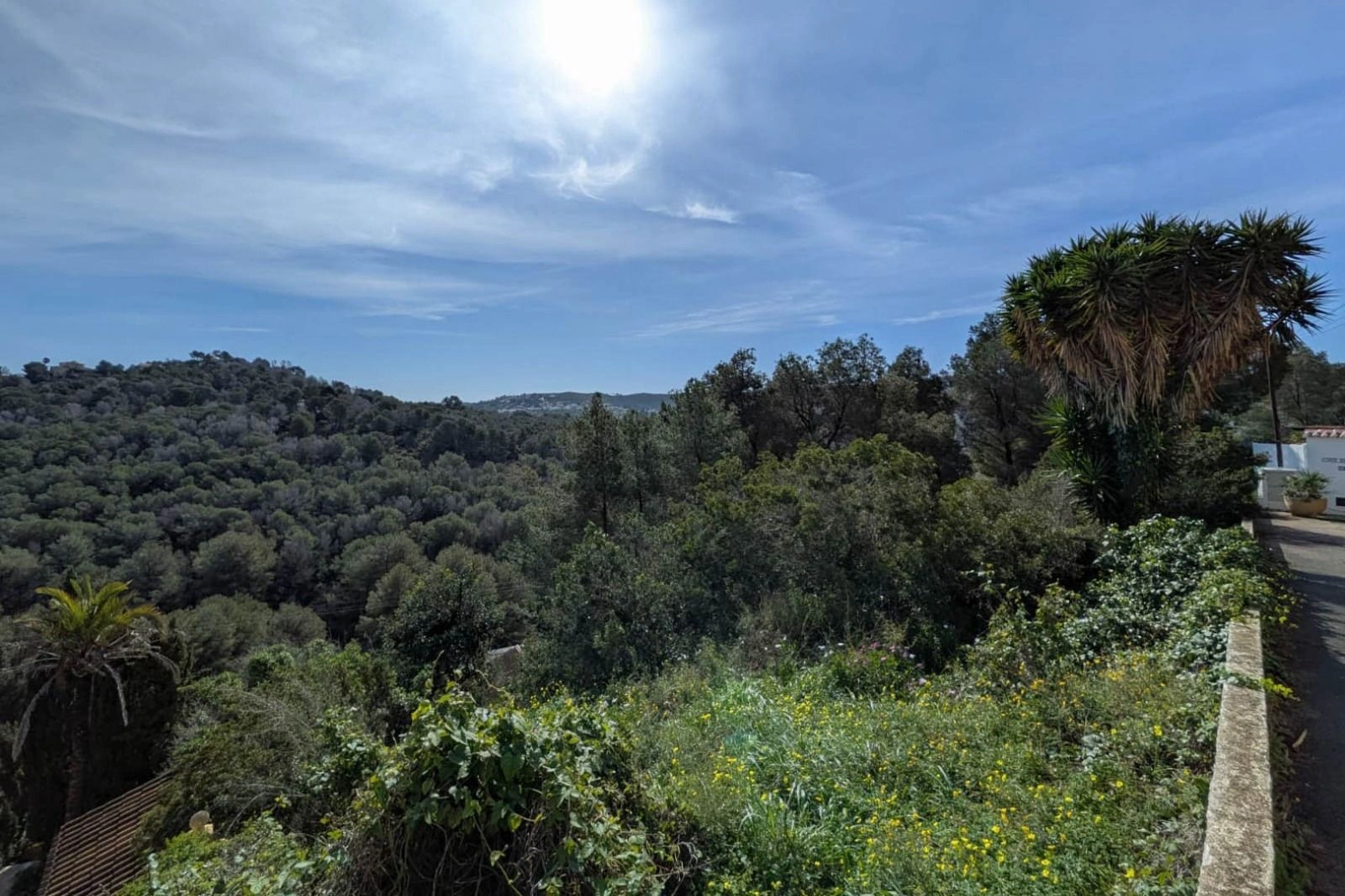 Plot with sea views in Sol de Este, quiet location and great potential in Jávea.