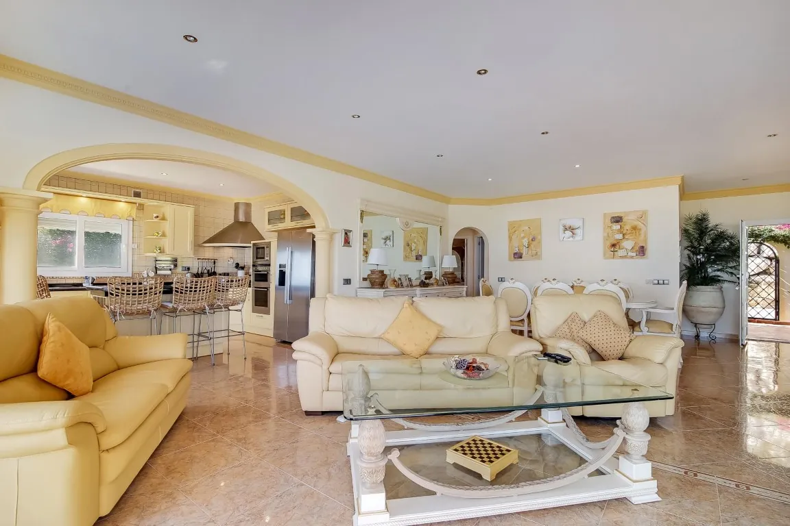 Preciosa villa con vistas panorámicas al mar en venta en Moraira.