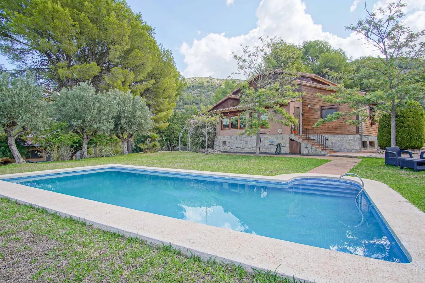 AR54184 - Geräumige Finca mit viel Land und Stall in Orba zu verkaufen