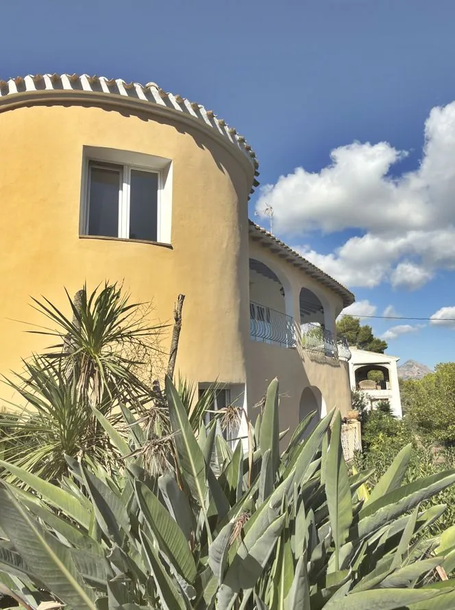Traditional Villa in Jávea with Spacious Plot and Mediterranean Views