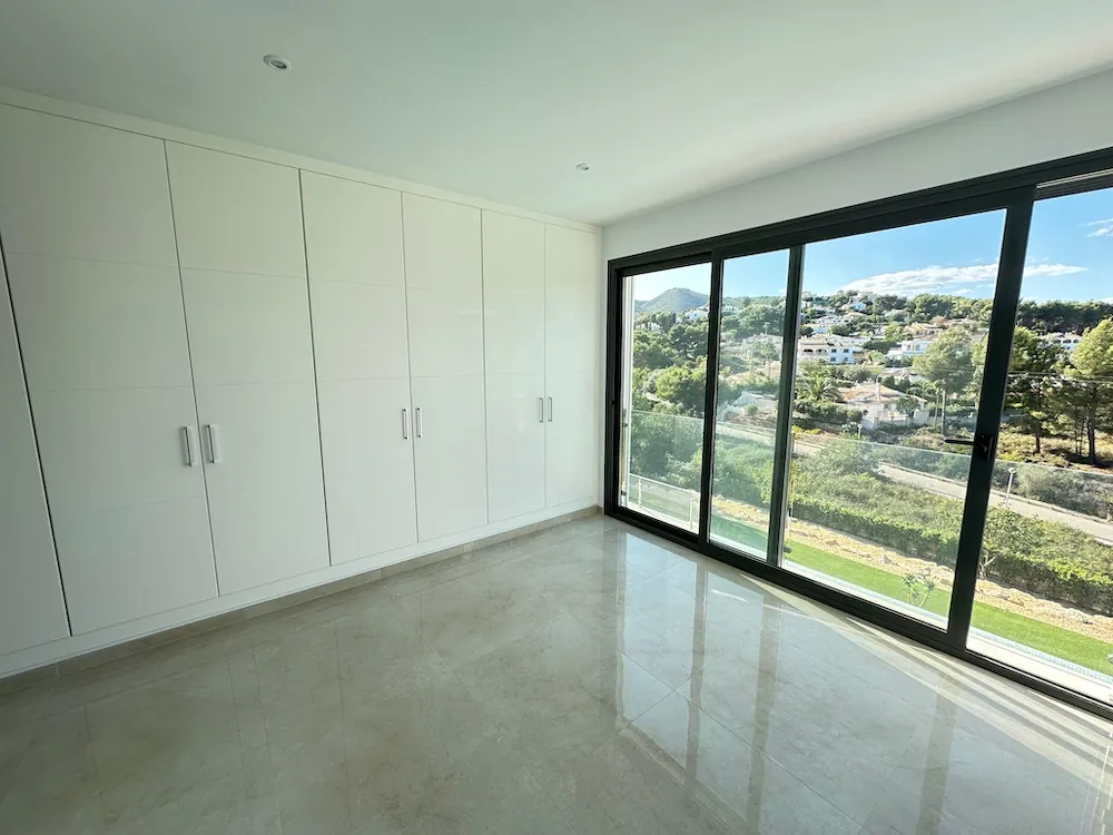 Stunning Modern Villa with Mountain Views and Infinity Pool
