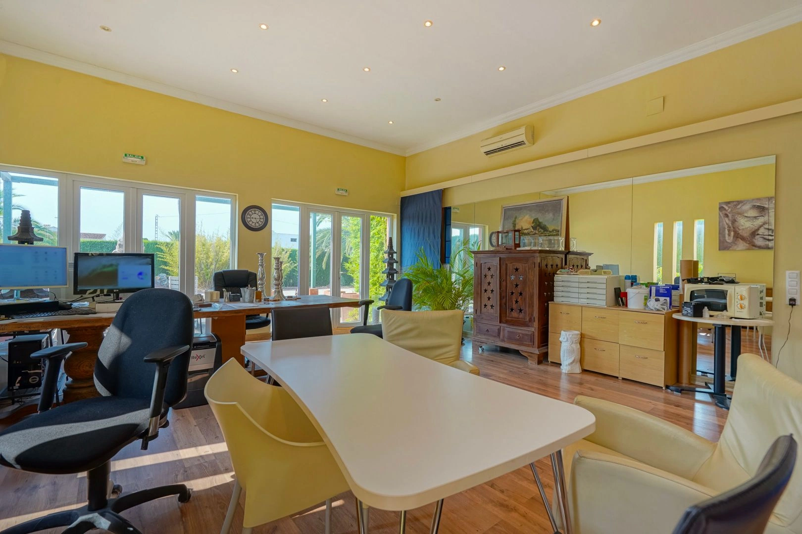 Local Comercial Multifuncional en Venta en una Ubicación Estratégica en Jávea