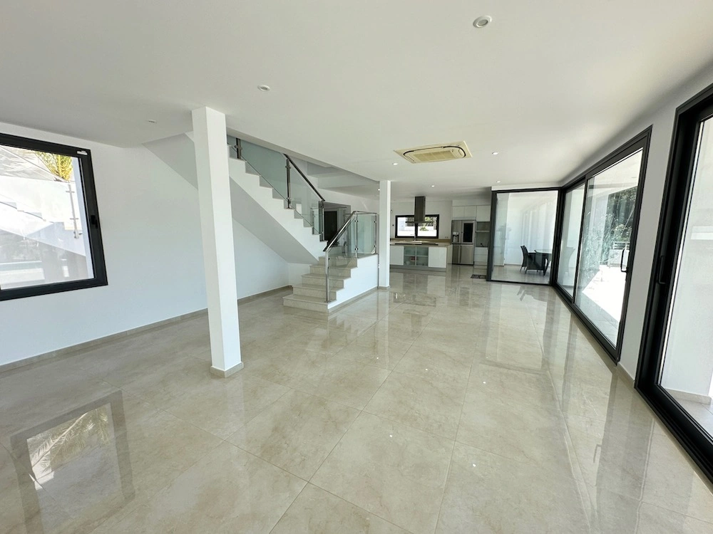 Stunning Modern Villa with Mountain Views and Infinity Pool