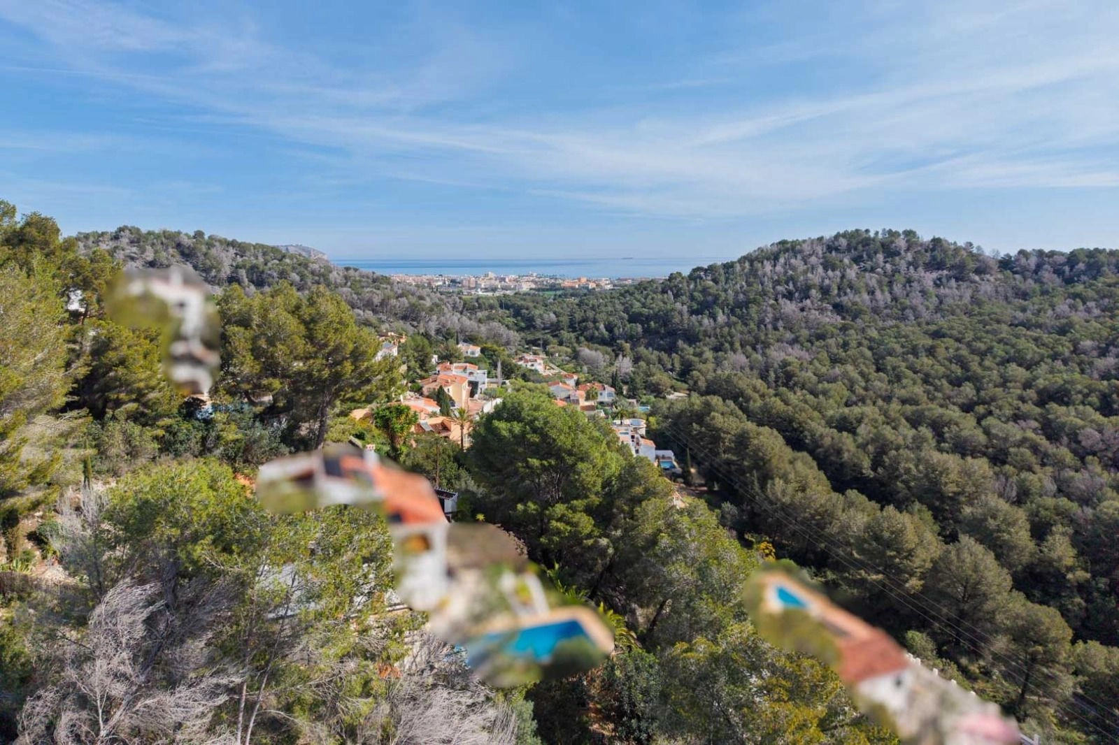 Plot with sea views in Sol de Este, quiet location and great potential in Jávea.