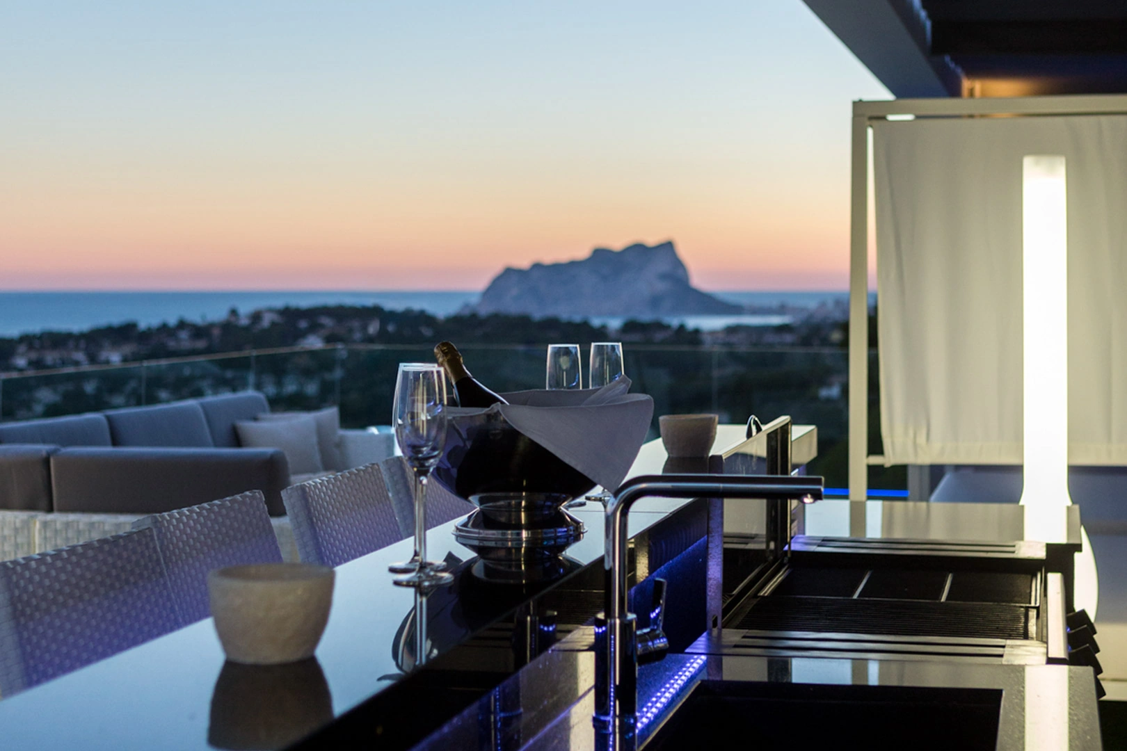 Villa moderna con vistas panoramicas al mar a la venta en Moraira.