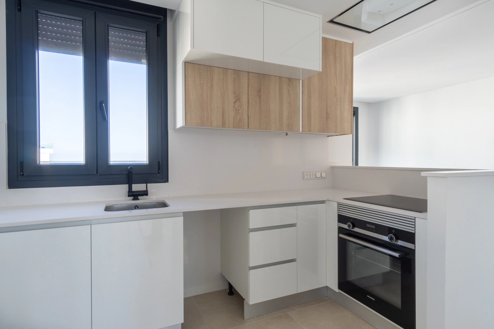 Ático con amplia terraza, en primera linea con vistas al mar y montaña, a la venta en Denia.