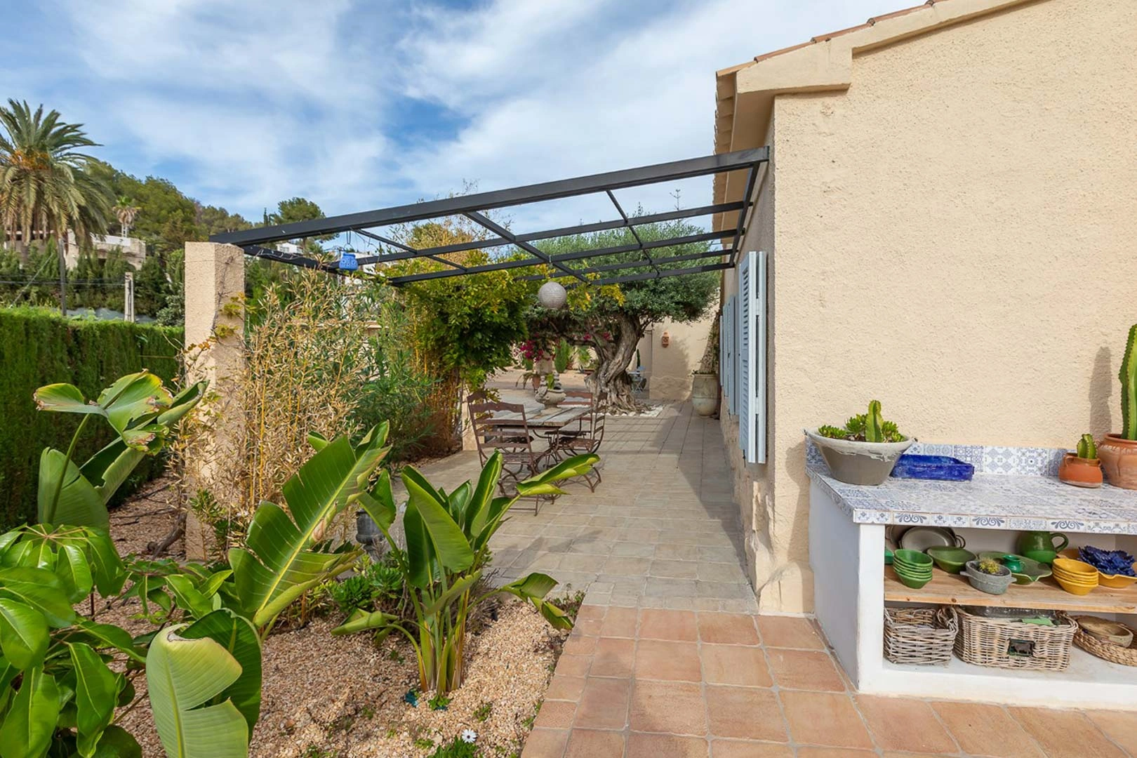 Renovated single-storey villa with pool and garden.