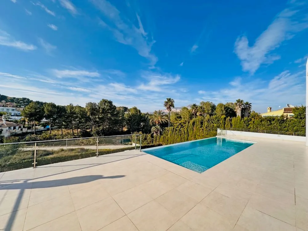 Stunning Modern Villa with Mountain Views and Infinity Pool