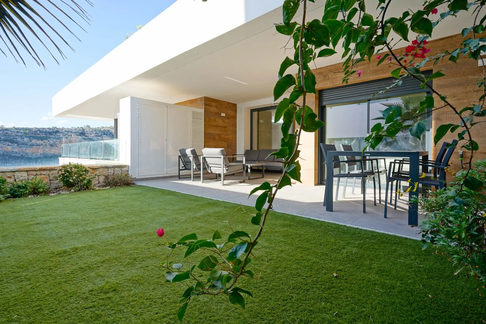 Luminoso y moderno apartamento de dos dormitorios en venta en Cumbre del Sol.