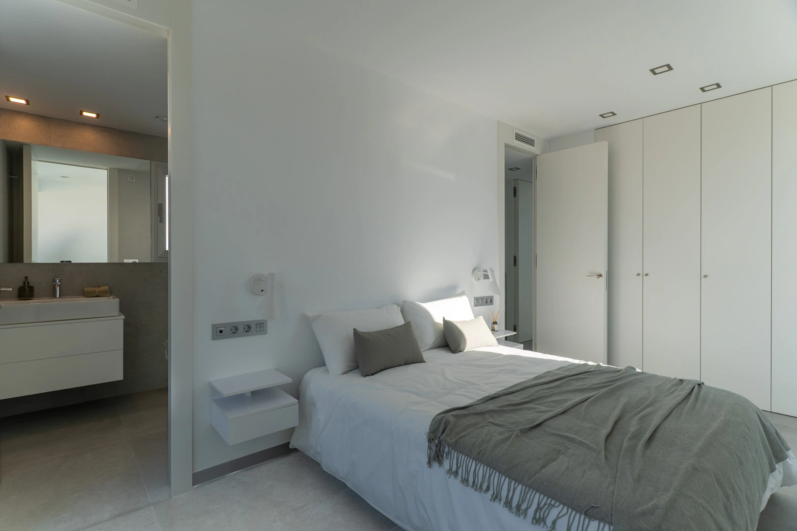 Villa moderna con piscina privada a la venta en Finestrat